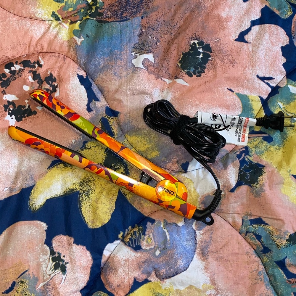 Amika: Hair straightener